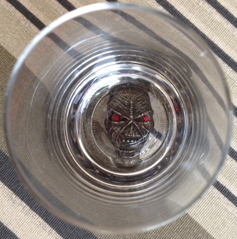 A base traz um Eddie no fundo do copinho