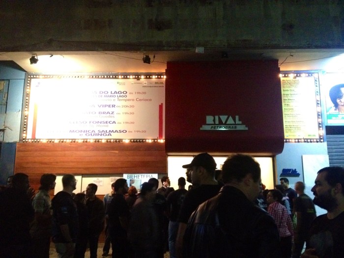 Entrada do Teatro Rival, minutos antes do início do show