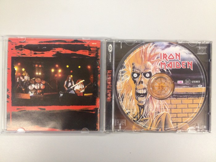 O CD com a capa do 'Iron Maiden' impressa