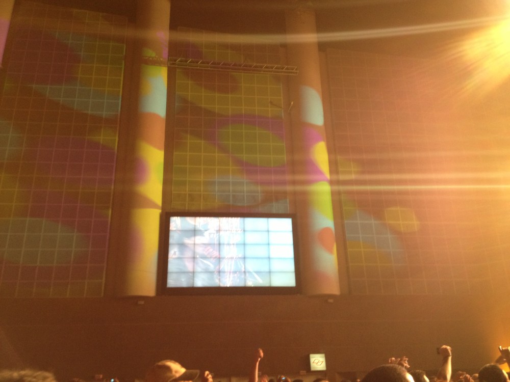 O Credicard Hall ficou lindo com os canhões de luzes coloridas nas paredes e na galera