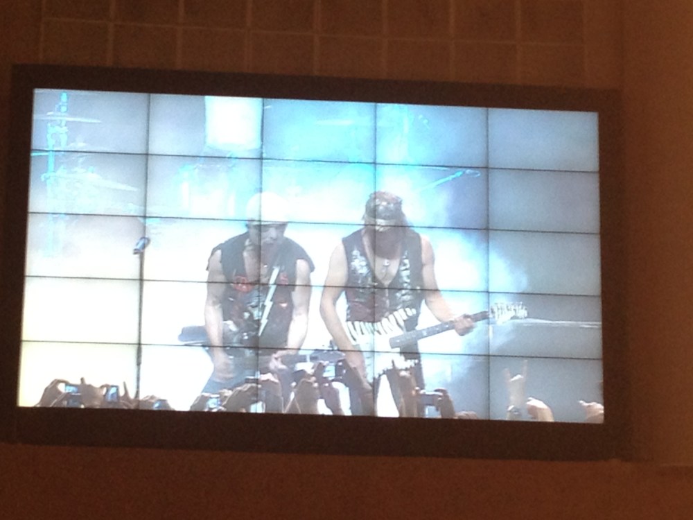 Foto de um dos telões, que mostra um "certo" guitarrista caracterizado de "Blackout"...