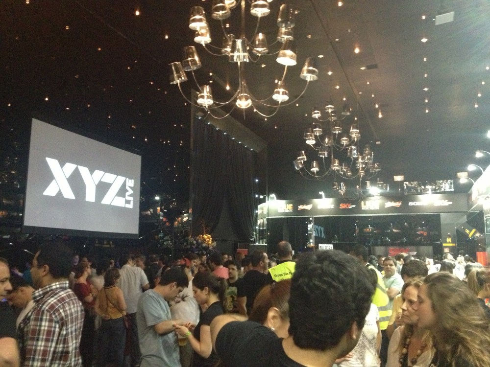 Hall antecedendo a entrada para as pistas e camarotes - decoração muito bonita