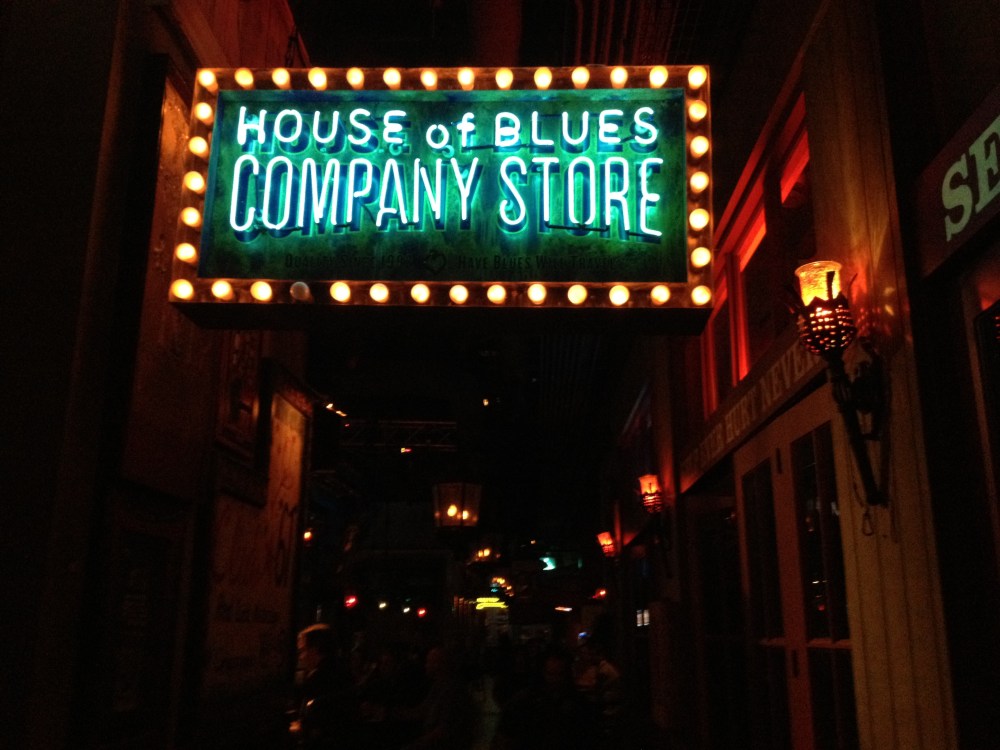 O escuro corredor de entrada da casa