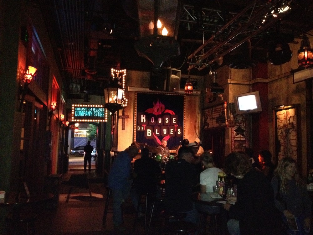 O aconchegante ambiente do bar. No fundo, a rua (entrada)