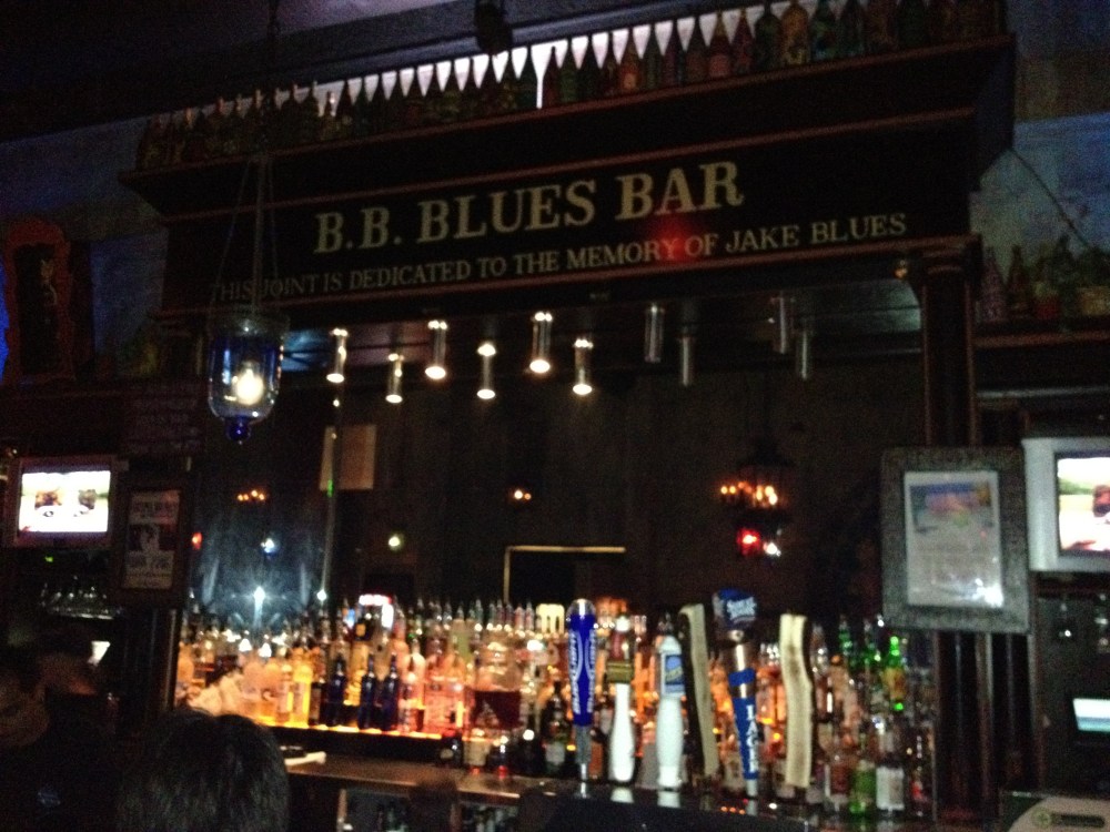 A dedicatória no bar ao membro do The Blues Brothers