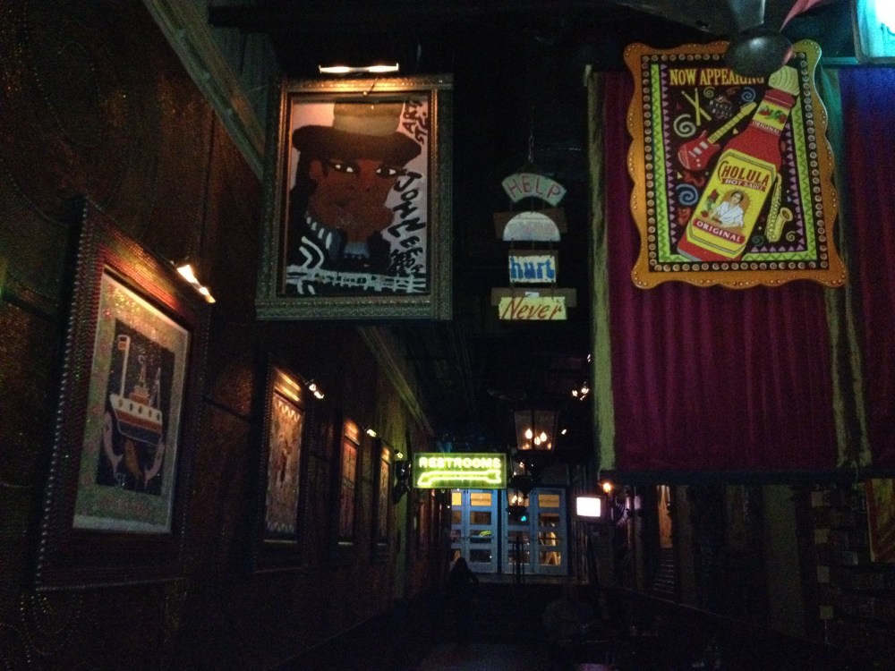 O corredor que leva aos fundos da casa, banheiros e ao principal: o Music Hall