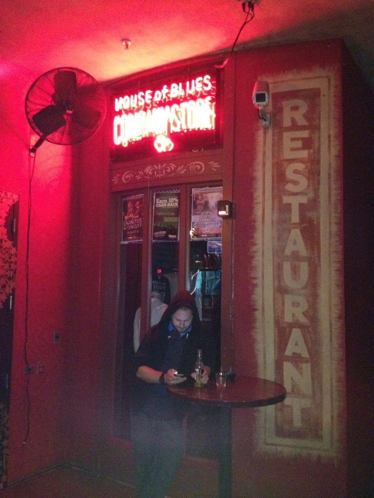 Os fundos, por onde normalmente os fãs entram para shows no Music Hall. Detalhe para a loja da casa e para a discreta mesinha de espera...