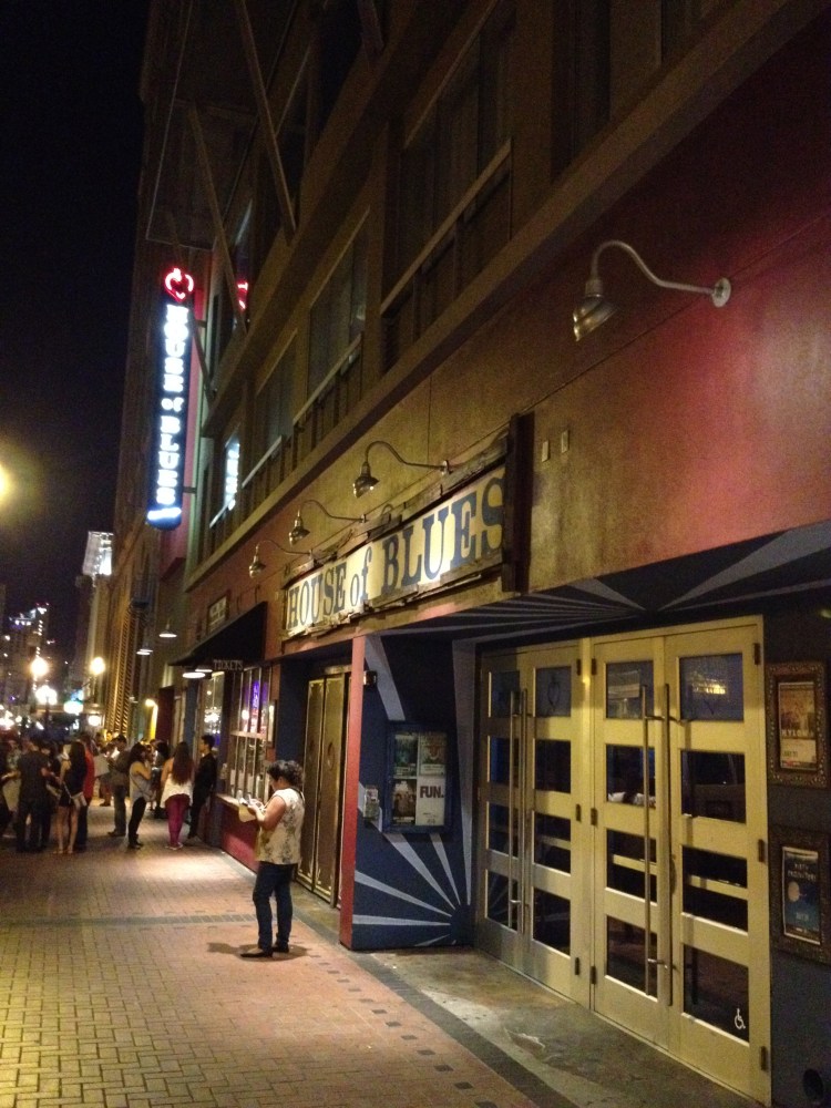 Fachada dos fundos, onde muita gente tira fotos do local. Detalhe para as bilheterias