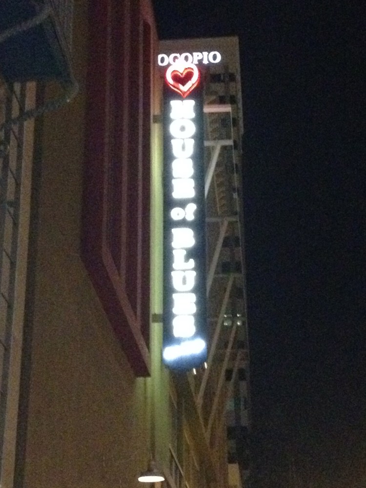 O letreiro da casa na entrada dos fundos