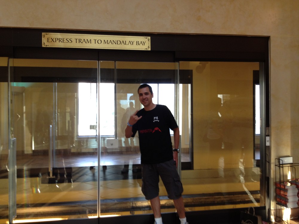 Esperando pelo trem para o hotel dos shows