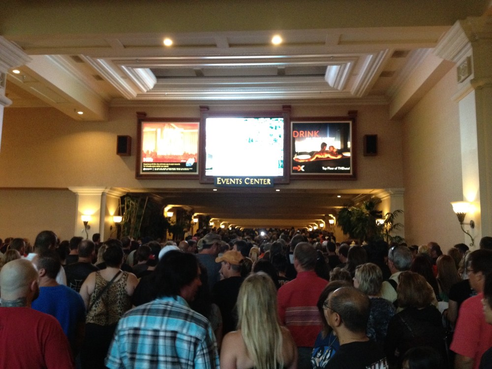 Fila (ou quase isso) para a galera entrar na arena