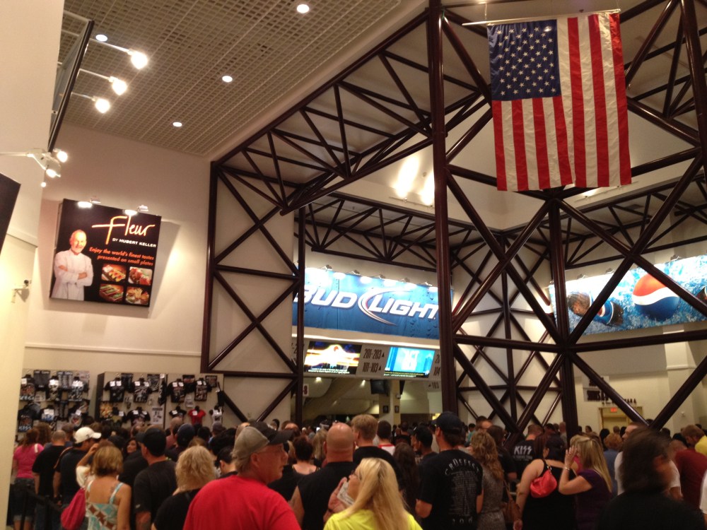 Fila para compra de merchan em uma das duas tendas que existiam