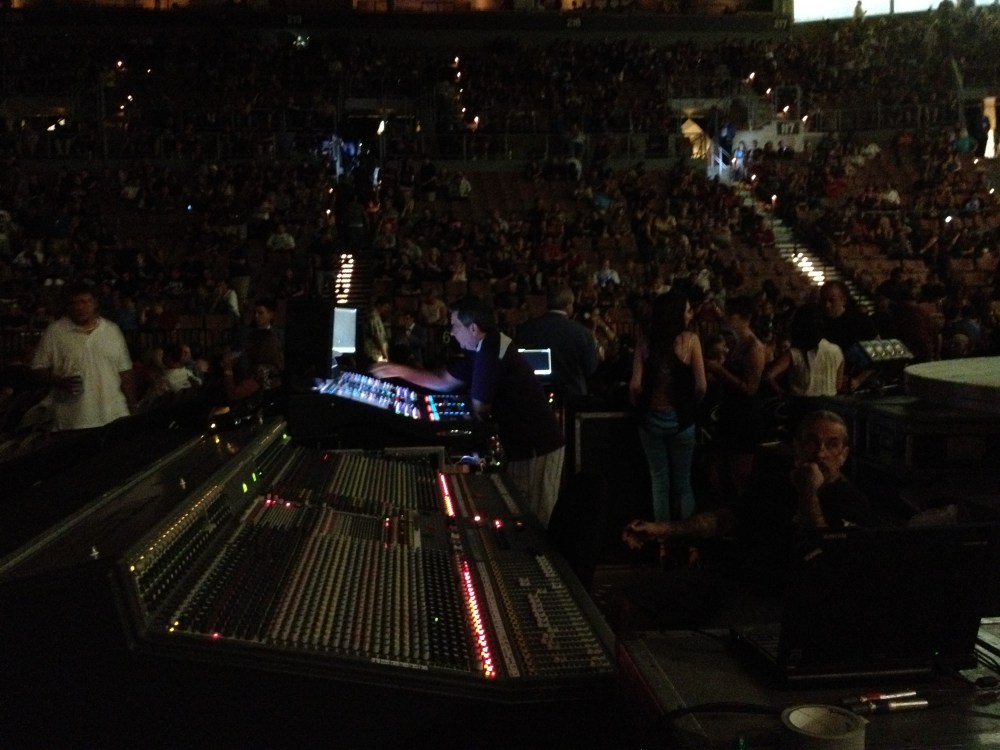 Mesa de som anexa à plataforma e exatamente ao meu lado