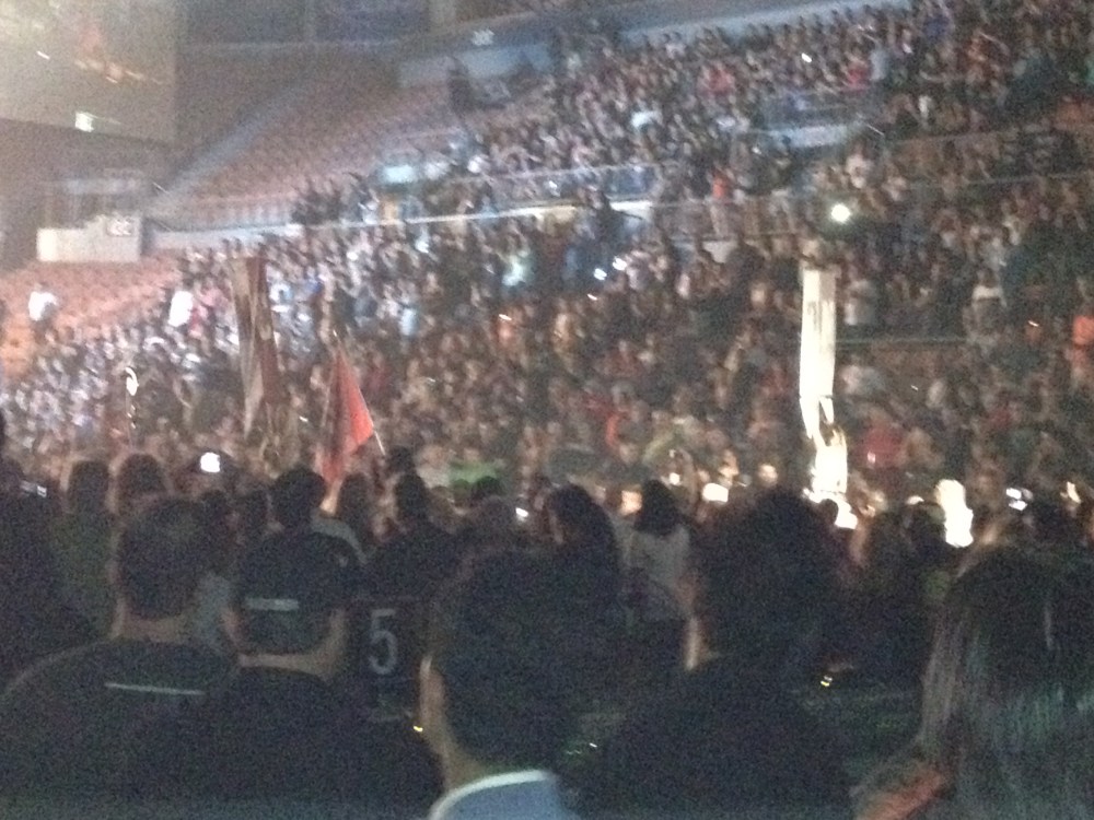 A garotas levando as bandeiras da banda ao palco