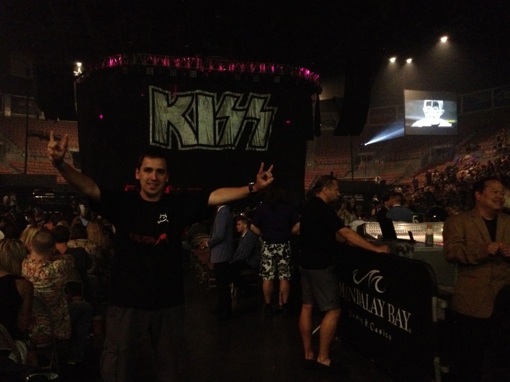 Aguardando pelo início do show principal da noite