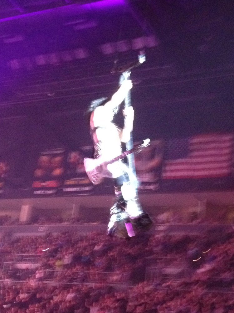 O voo de Paul para o palco no meio da arena para Love Gun