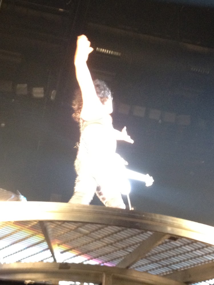 Stanley chegando à plataforma giratória para Love Gun