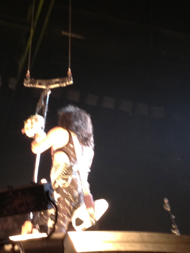 Stanley se preparando para voltar ao palco principal em Love Gun, com o buquê de flores