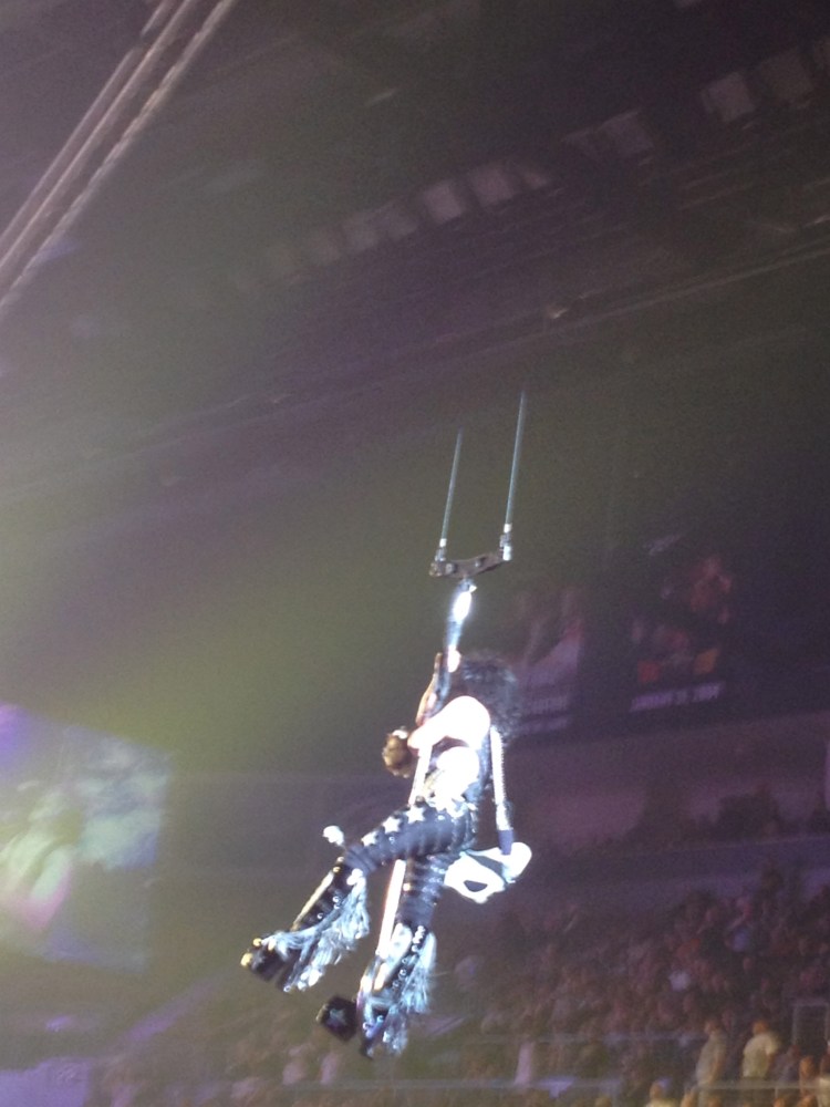 Stanley voltando ao palco principal em Love Gun, com o buquê de flores