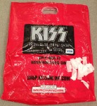 Até a sacola era do Kiss (ou melhor, do cartão de crédito). Detalhe para os papéizinhos colhidos em Rock And Roll All Nite