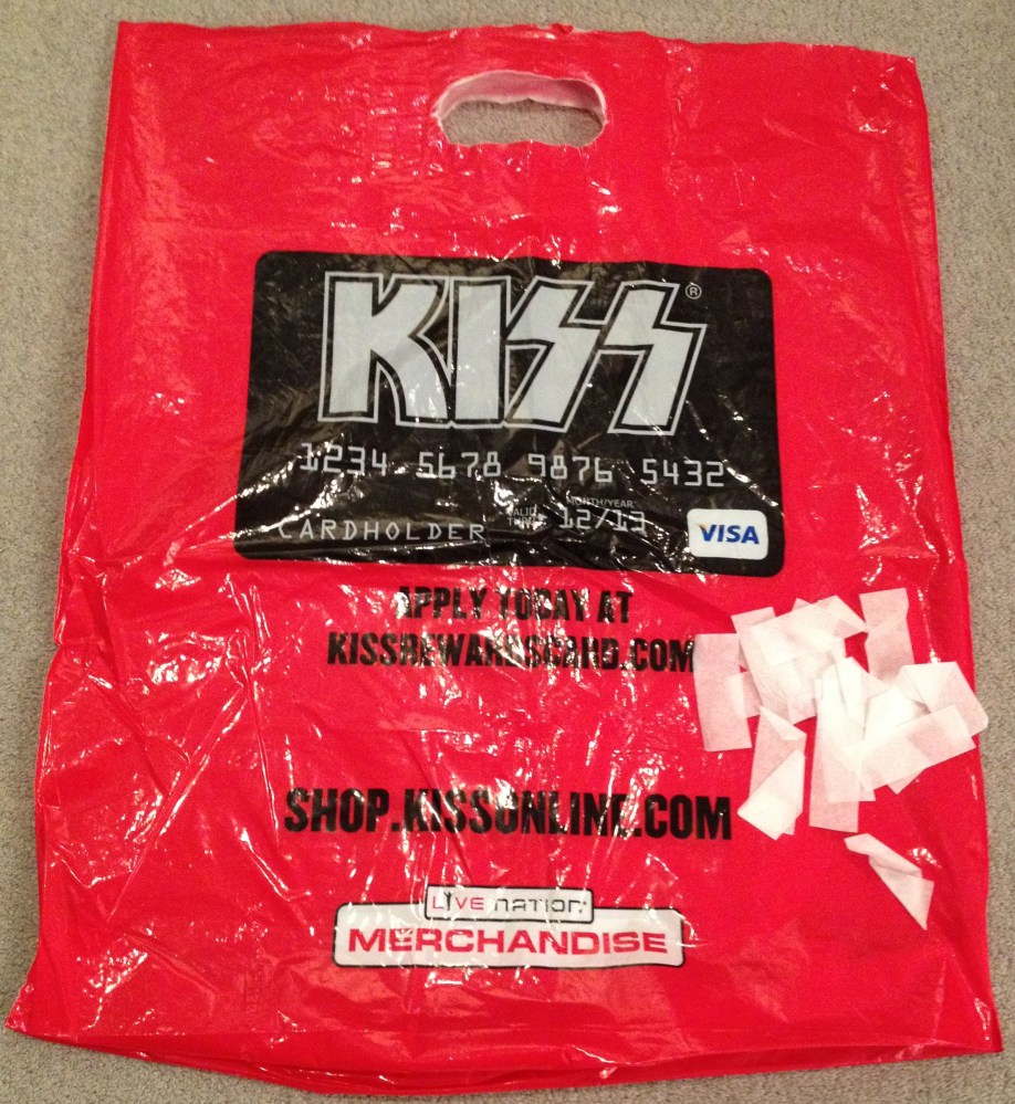 Até a sacola era do Kiss (ou melhor, do cartão de crédito). Detalhe para os papéizinhos colhidos em Rock And Roll All Nite