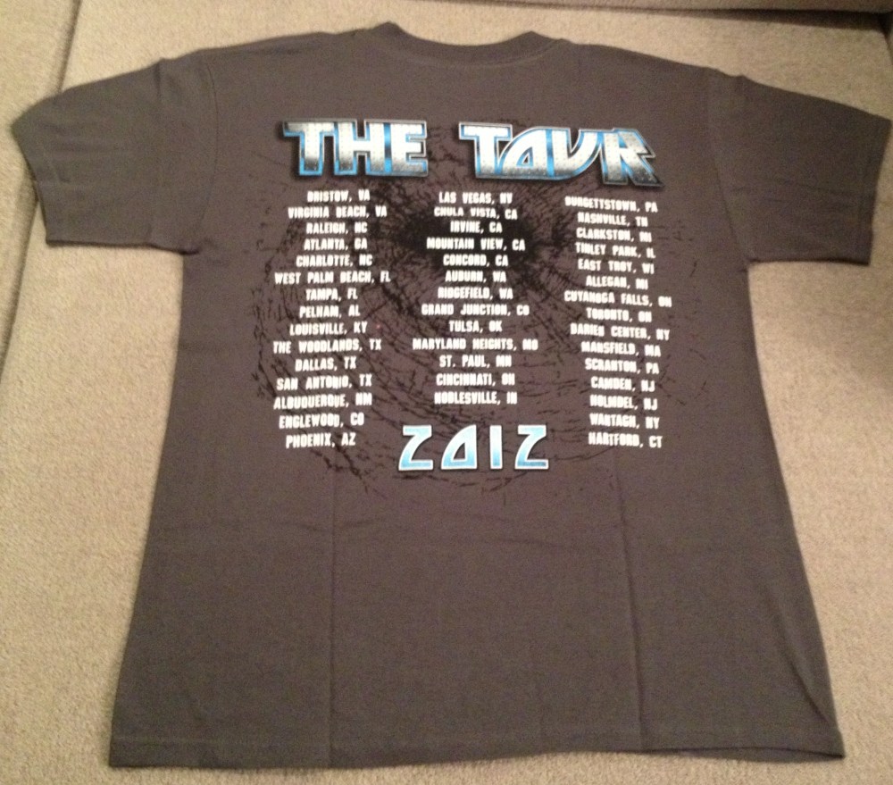 Costas da camiseta, com as datas pela América do Norte