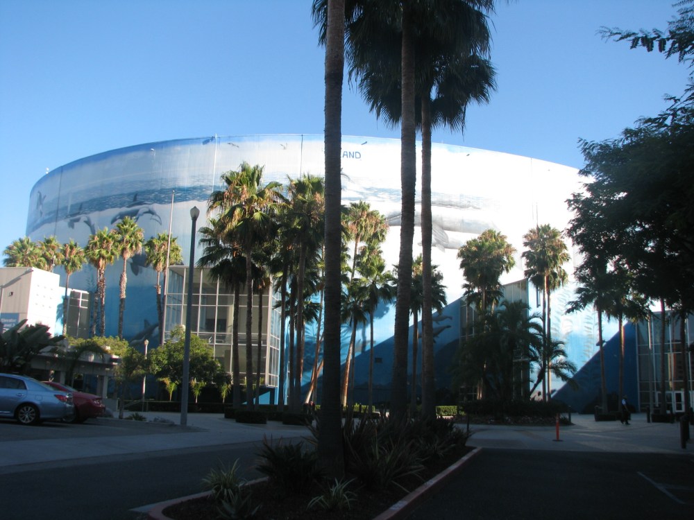 O "aquário" é realmente gigantesco e muito imponente! Quando passei em frente de carro, antes de estacionar, lembro de ter ficado bobo e falando sozinho no carro sobre o tamanho da arena, impressionado