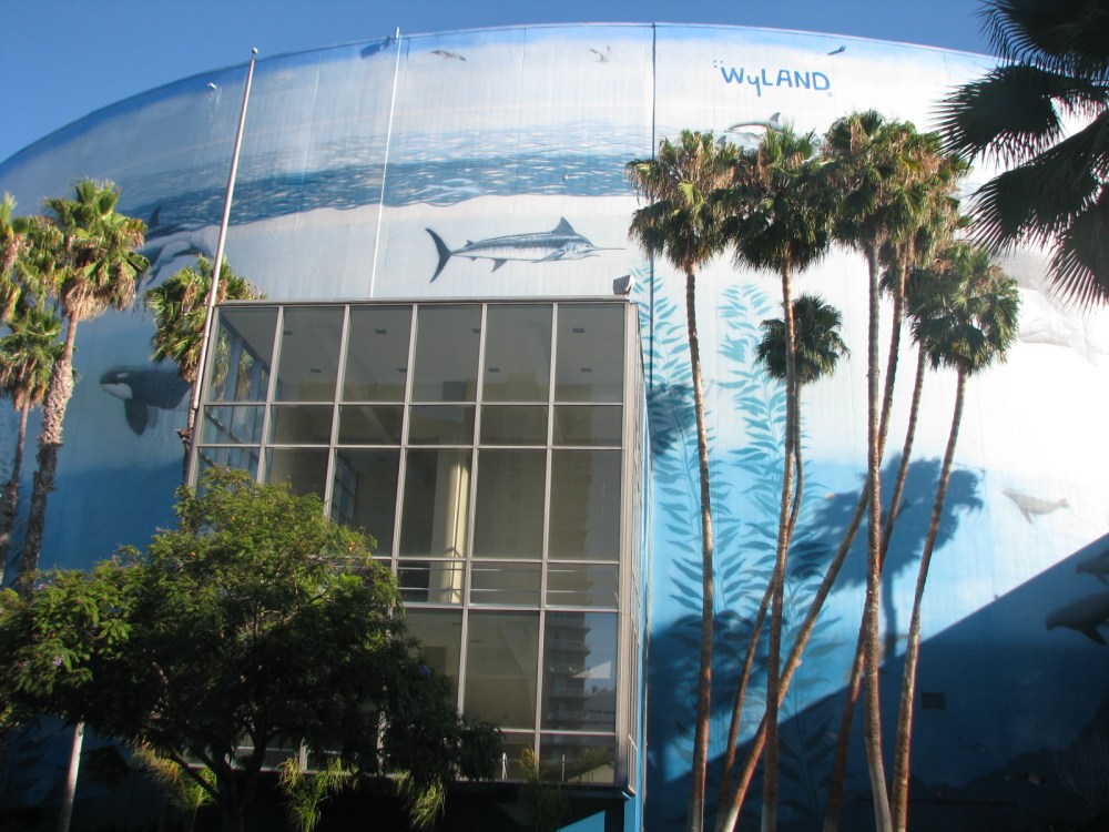 Mais abaixo, fica uma das portas de serviço, por onde tentei entrar no dia