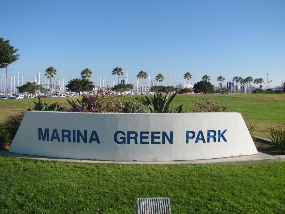 Atravessando-se a avenida, chega-se à linda Marina (e à famosa praia, claro)