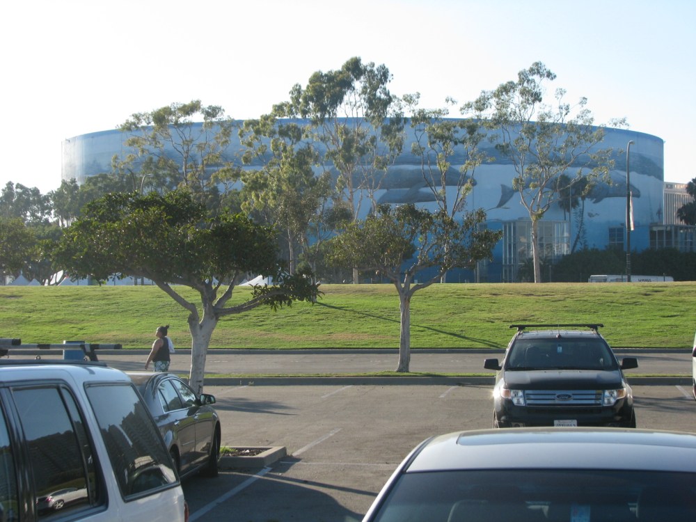 Visão da arena do estacionamento da Marina