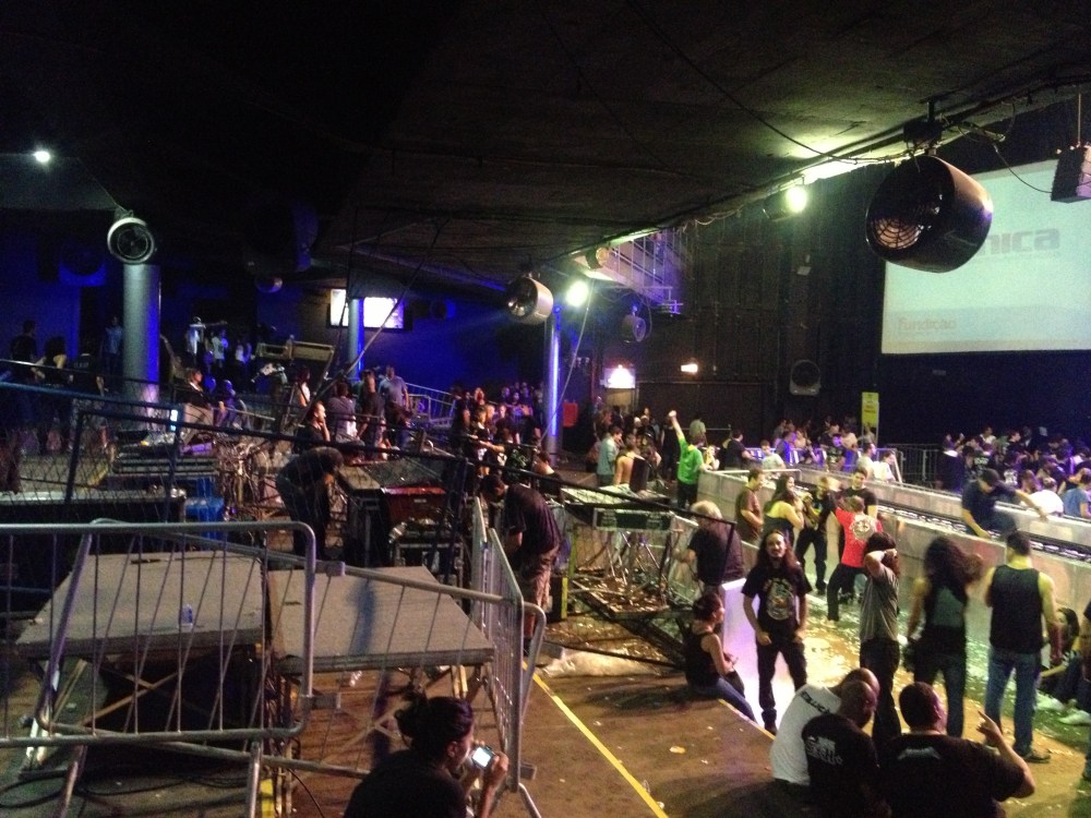 Parafernália na pista normal para a transmissão do Multishow