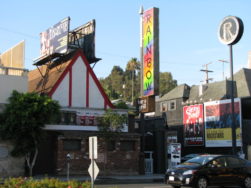 Reparem no logo do também histórico The Roxy Theatre dividindo muro com o Rainbow