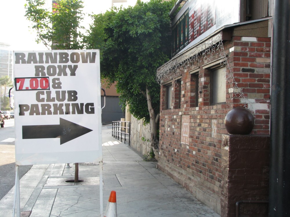 Vista do muro pela entrada. O estacionamento do Rainbow e do The Roxy é compartilhado