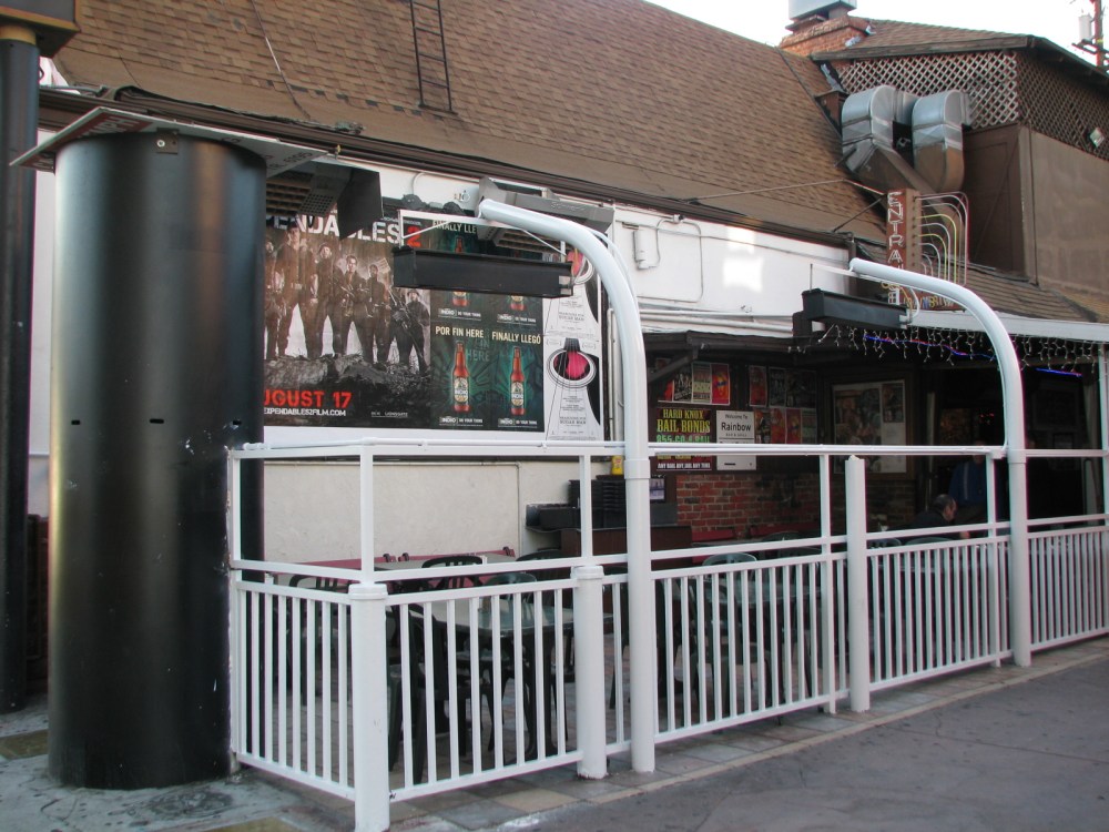 Detalhe para as mesas externas, normalmente usadas para quem quer apenas comer algo mais rapidamente ou esperar para entrar em dias mais cheios