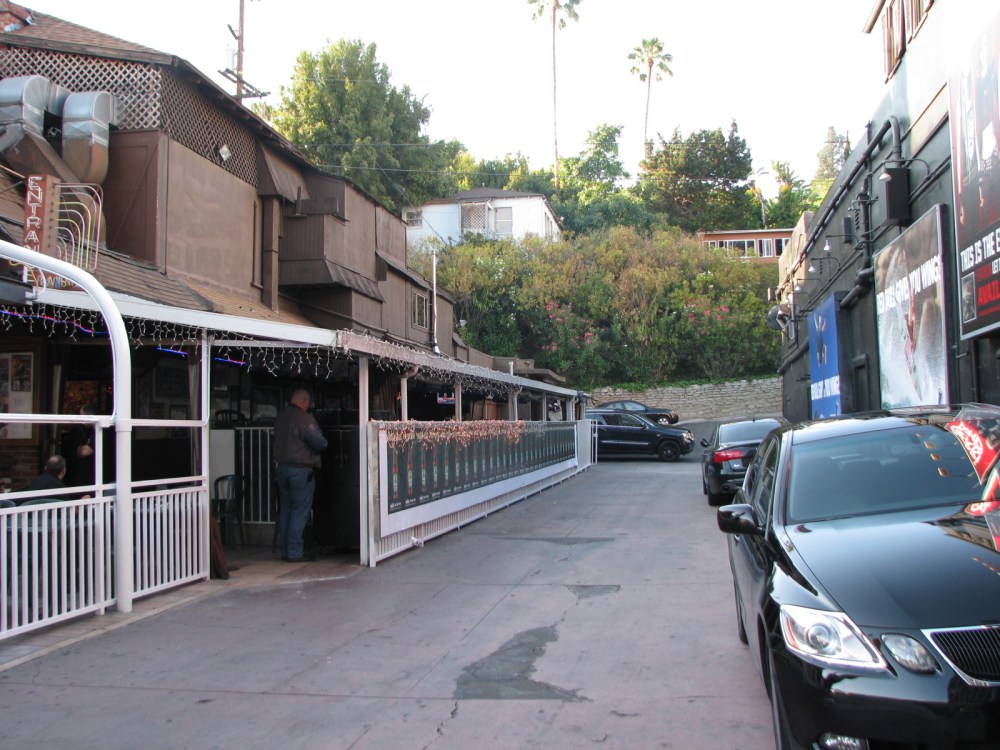 Toda a lateral do Rainbow. Os carros dos primeiros clientes (ou dos VIPs) ficam estacionados ali na frente mesmo. Ao fundo, um bolsão para os outros carros