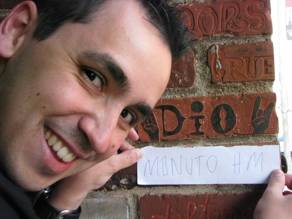 Com minha inseparável mochila, improvisei na calçada mesmo um novo nome para a parede do Rainbow, bem perto do Dio. Que tal? :-)