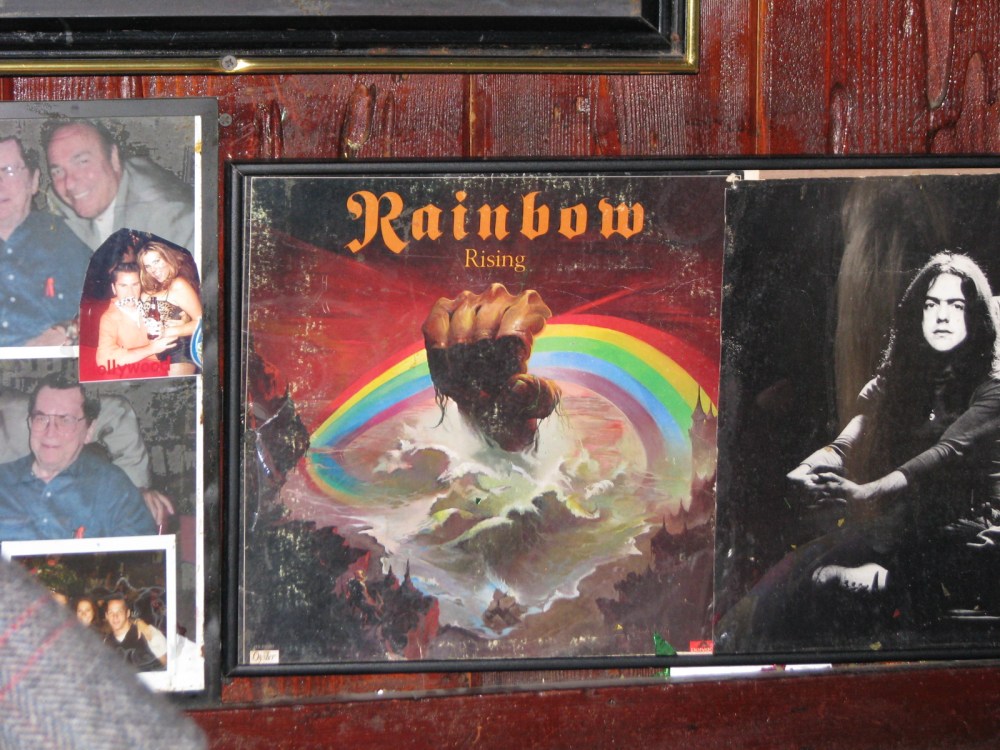 Para mim, o melhor álbum da banda com nome inspirado no bar. Detalhe para o mesmo gerente na fotografia no lado esquerdo