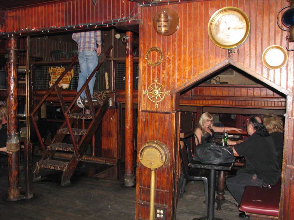 Um espaço mais reservado à direita. Mas o "Secret Room" fica ali embaixo da pequena escada que leva à sala de som!