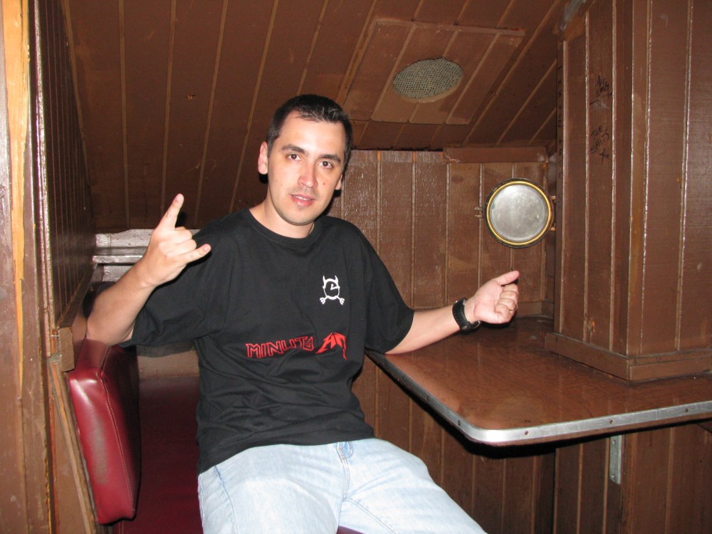 Consegui acesso à Secret Room. Um cara muito alto não consegue ficar sentado ali...