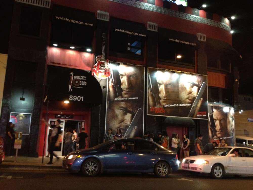 Em outra noite que tive a oportunidade de passar pelo Whisky novamente, desta vez já de noite, ele estava aberto para um show sold out