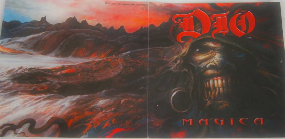 A belíssima ilustração da capa e contracapa juntas no CD de Magica