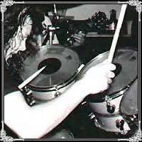 Ludwig com hardware Yamaha, pedal duplo e posteriormente com logos dourados do MetallicA