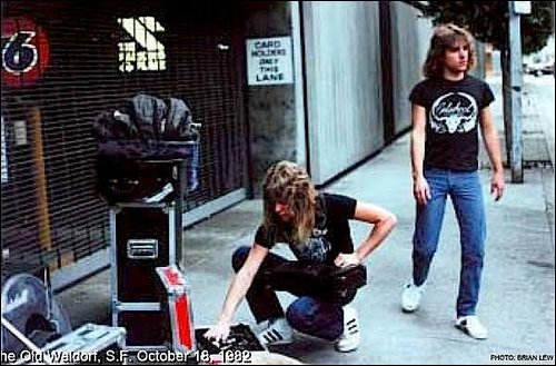 Os moleques Hetfield e Ron McGovney com seus equipamentos nas ruas californianas