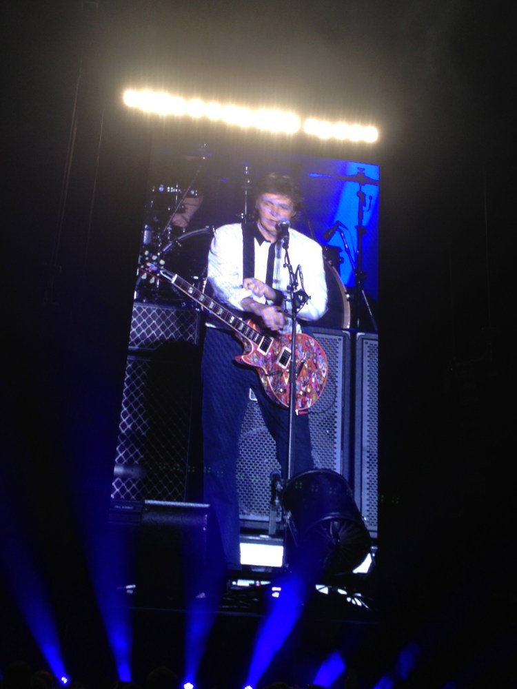 Momento que Paul ajeita a camisa após retirar o terno azul