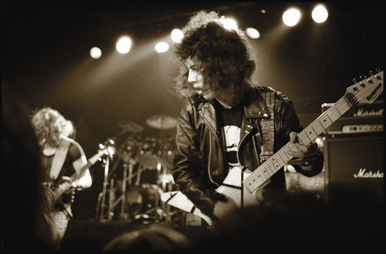 Kirk Hammett no palco com o Exodus, abrindo para o MetallicA, em 05/março/1983, no The Stone, em São Francisco. Semanas depois desta foto, Kirk entraria para o MetallicA.