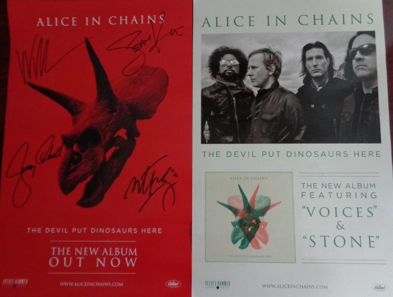 Frente e verso do pôster do “The Devil Put Dinosaurs Here" autografado pela banda