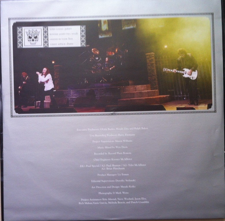 * O encarte do Vinil mostra uma foto de Dio, Iommi e Butler - e uma da banda