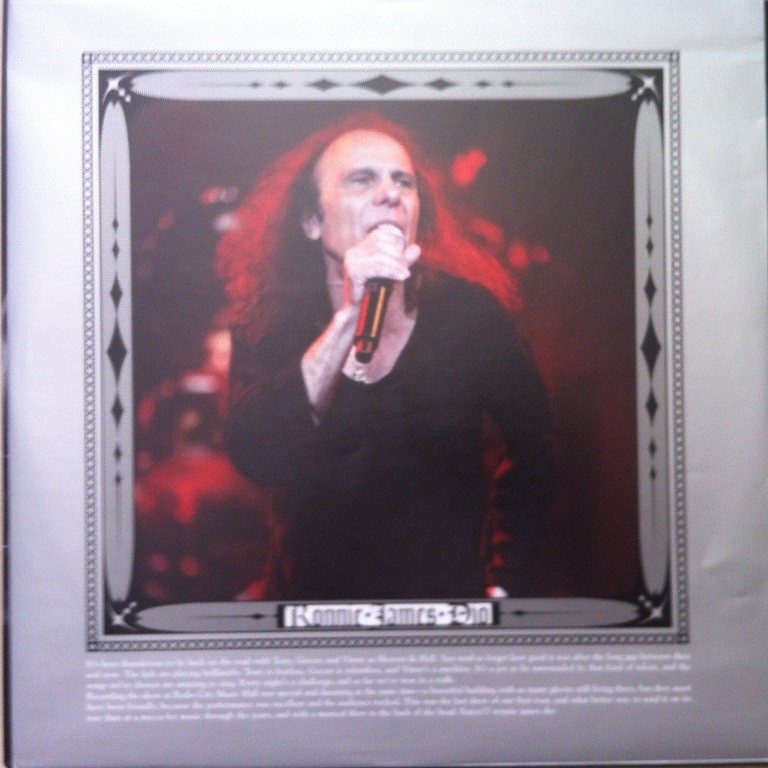 * A foto de Dio no encarte do Vinil