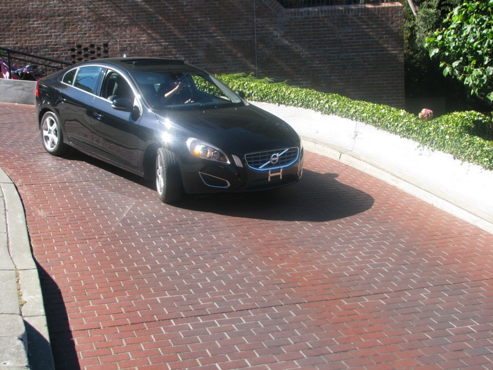 Dirigindo na sinuosa Lombard Street