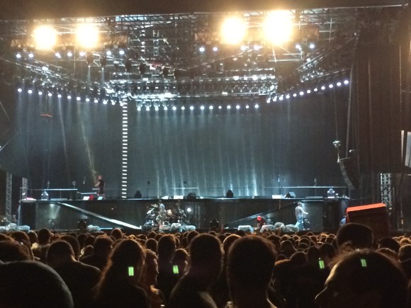 Palco sendo preparado para o headliner